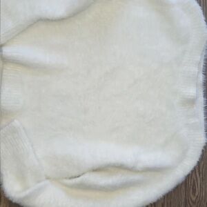 White thick fluffy wide shoulder jumper size s baggy fit